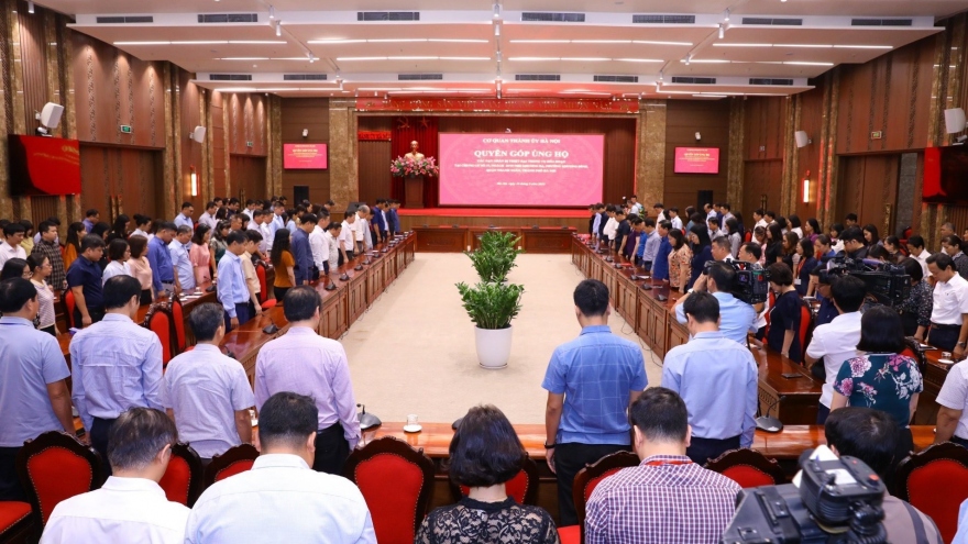 Hanoi agencies hold moment of silence in tribute to apartment fire victims